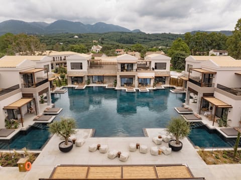 4 outdoor pools, open 10:00 AM to 6:00 PM, pool umbrellas, sun loungers
