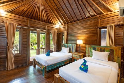 Basic Twin Room, Pool View | Desk, free WiFi