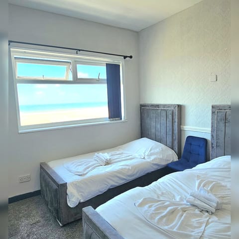 Classic Twin Room, Sea View | Desk, laptop workspace, free WiFi
