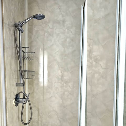 Standard Single Room, Courtyard View | Bathroom | Shower, towels, soap, shampoo