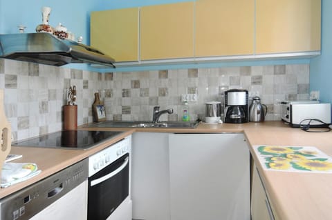 House | Private kitchen | Electric kettle, toaster, highchair