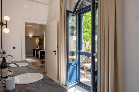 Deluxe Studio Suite | In-room safe, blackout drapes, soundproofing, iron/ironing board