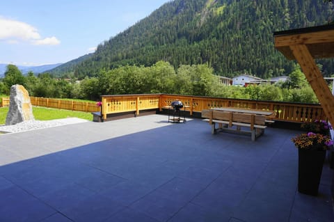 Apartment | Outdoor dining