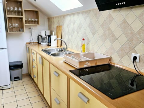 House | Private kitchen | Stovetop, electric kettle, toaster