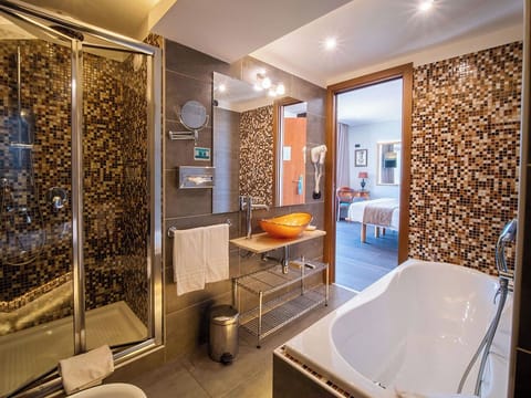 Camera Deluxe - Balcone Vista Mare | Bathroom | Free toiletries, hair dryer, bidet, towels