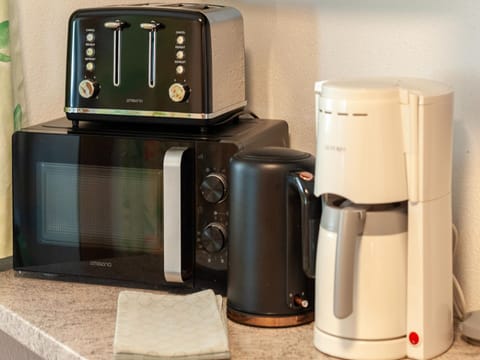 Apartment | Private kitchen | Electric kettle, toaster