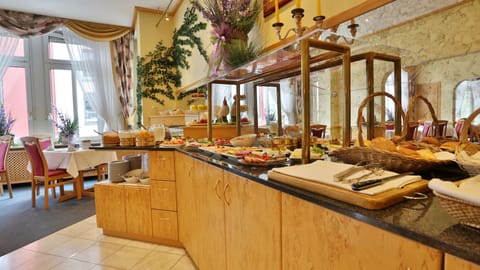 Daily buffet breakfast for a fee