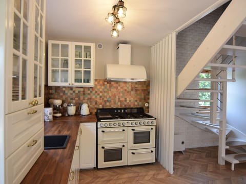 House | Private kitchen | Electric kettle, highchair