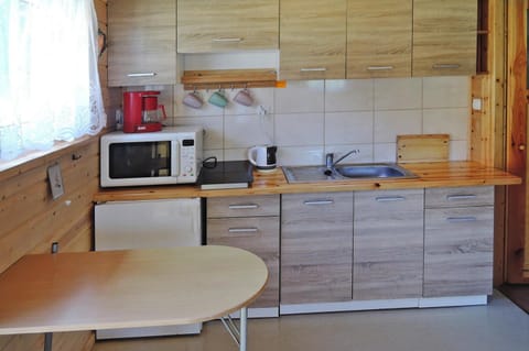 Bungalow | Private kitchen | Electric kettle, toaster