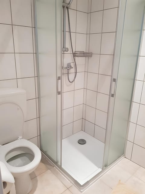 Room, 1 Bedroom | Bathroom