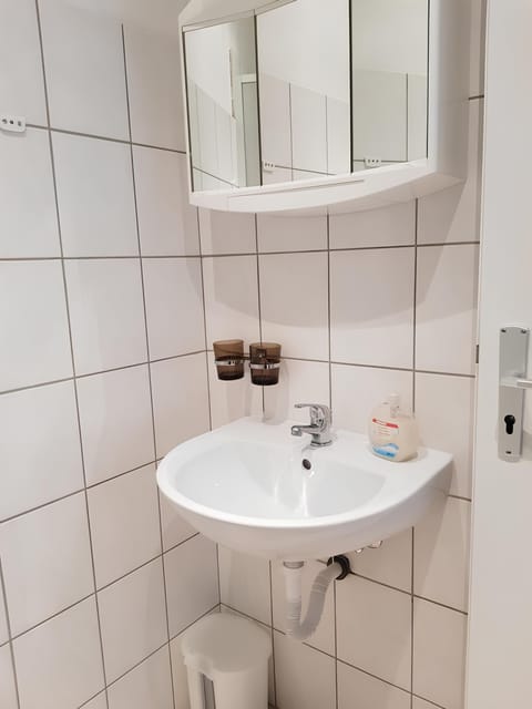 Room, 1 Bedroom | Bathroom