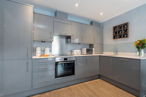 Full-size fridge, microwave, oven, stovetop