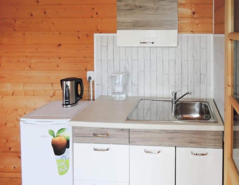 Bungalow | Private kitchen | Electric kettle, toaster