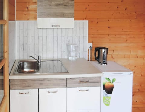 Bungalow | Private kitchen | Electric kettle, toaster