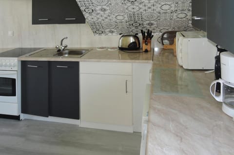 House | Private kitchen | Stovetop, electric kettle, toaster, highchair