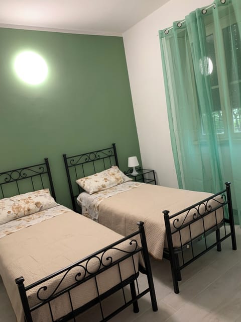 Classic Twin Room, Private Bathroom | Desk, laptop workspace, free WiFi