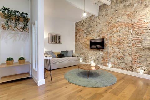 Apartment | Living area | 40-cm LCD TV with digital channels