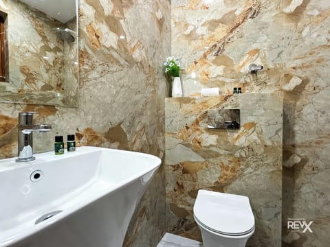 Deluxe Double Room | Bathroom | Shower, free toiletries, bidet, towels