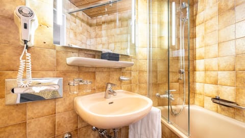 Classic Single Room | Bathroom | Hair dryer, towels