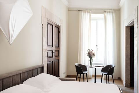 Camera Liberty + Ariet | Premium bedding, down comforters, in-room safe, iron/ironing board