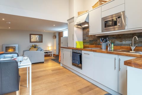 House, Garden View | Private kitchen | Electric kettle, toaster