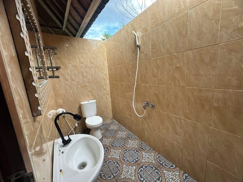 Deluxe Cottage | Bathroom | Shower, rainfall showerhead, free toiletries, towels