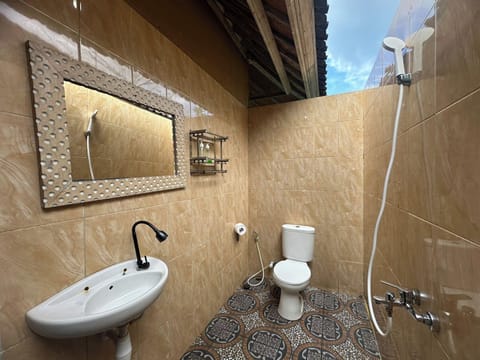 Deluxe Cottage | Bathroom | Shower, rainfall showerhead, free toiletries, towels