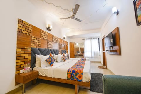 Family Room | Egyptian cotton sheets, premium bedding, in-room safe, free WiFi