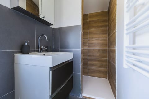 Deluxe Double Room, Balcony, Mountain View | Bathroom | Towels, soap, shampoo, toilet paper