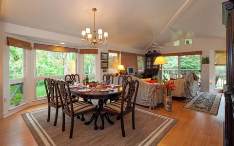 House, 2 Queen Beds, Hot Tub, Garden View (37) | Dining