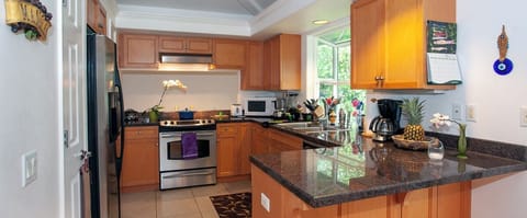 House, 2 Queen Beds, Hot Tub, Garden View (37) | Private kitchen | Coffee/tea maker