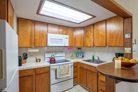 Condo, Multiple Beds, Hot Tub, Ocean View ( C4) | Private kitchen | Coffee/tea maker