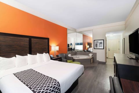 Deluxe Studio Suite, 1 King Bed, Non Smoking | Premium bedding, desk, iron/ironing board, free cribs/infant beds