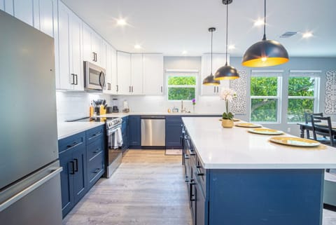 House (5 Bedrooms) | Private kitchen | Microwave, oven, stovetop, coffee/tea maker
