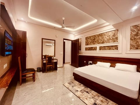 Superior Room, 1 King Bed | Desk, laptop workspace, soundproofing, iron/ironing board