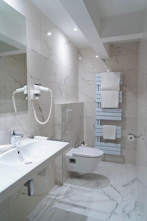 Royal Suite Lake View | Bathroom | Free toiletries, hair dryer, towels