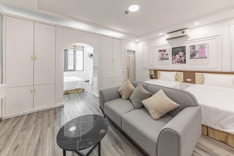 Family Suite | Living area | TV, printers