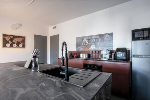 Full-size fridge, microwave, oven, stovetop