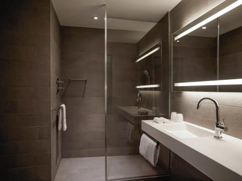 Deluxe Room, 2 Twin Beds, Balcony, Tower (Highfloor,1sofabed, Eiffel Tower View) | Bathroom | Rainfall showerhead, eco-friendly toiletries, hair dryer, bathrobes