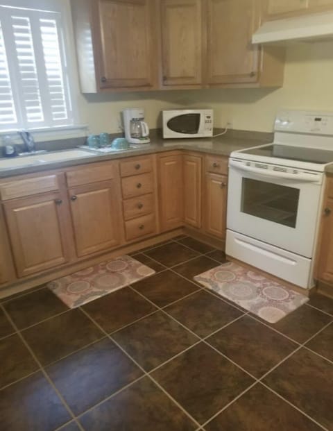 Standard Penthouse, Pool View | Desk, iron/ironing board, free WiFi, bed sheets