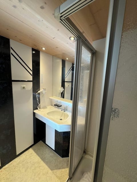 Standard Quadruple Room, Garden View | Bathroom | Hair dryer, towels, toilet paper