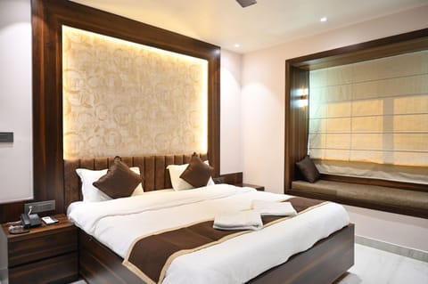 In-room safe, desk, laptop workspace, soundproofing