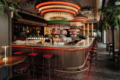 2 restaurants; breakfast, lunch, dinner, and brunch served