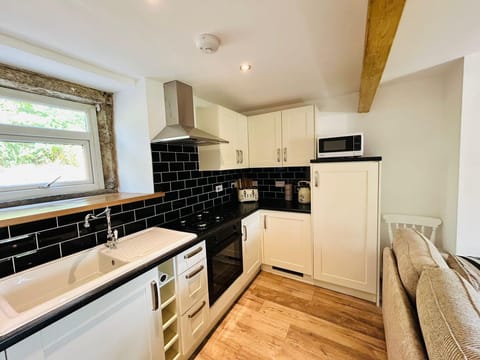 Cottage | Private kitchen | Fridge, microwave, oven, stovetop