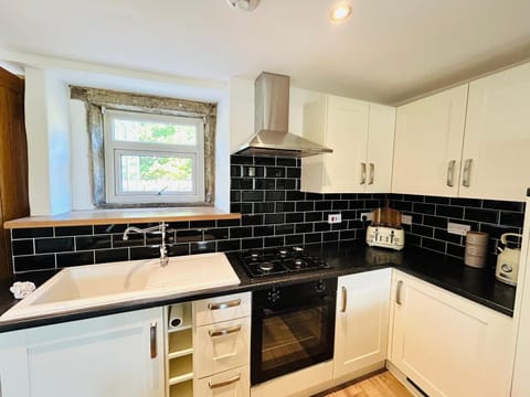 Cottage | Private kitchen | Fridge, microwave, oven, stovetop