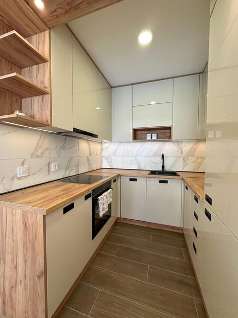 Full-size fridge, microwave, oven, stovetop