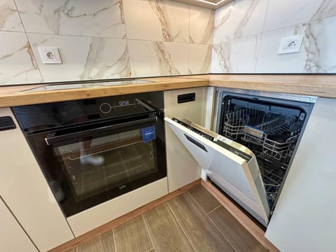 Full-size fridge, microwave, oven, stovetop