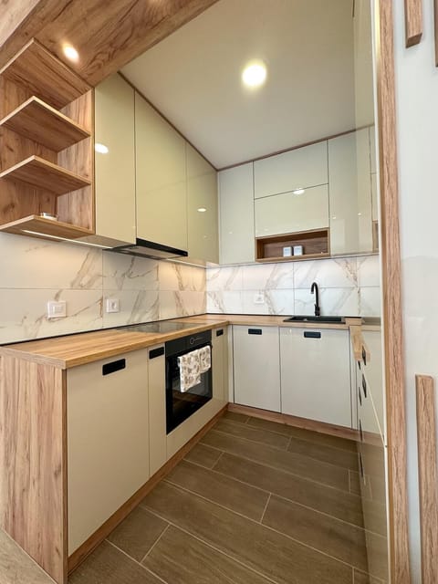 Full-size fridge, microwave, oven, stovetop