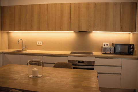 Apartment, Balcony, City View | Private kitchen | Electric kettle