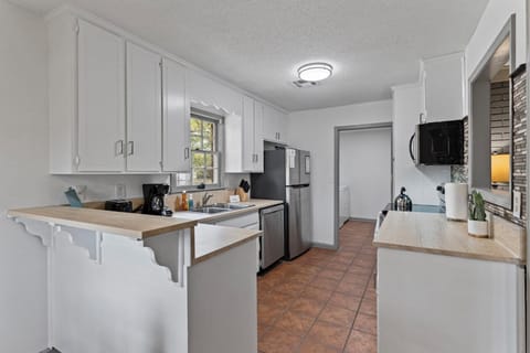 Full-size fridge, microwave, oven, stovetop